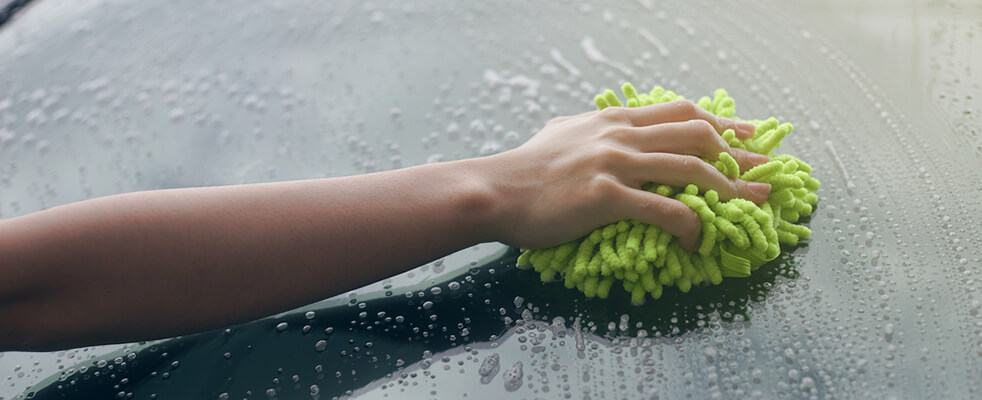 Na hora de limpar os vidros do seu carro é preciso atenção e cautela; veja dicas!